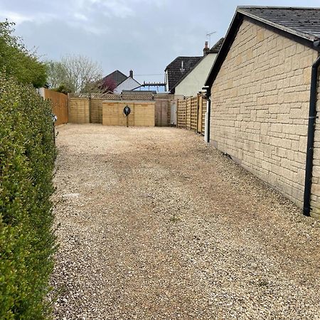 The Dog House, Mere Villa Mere  Exterior photo